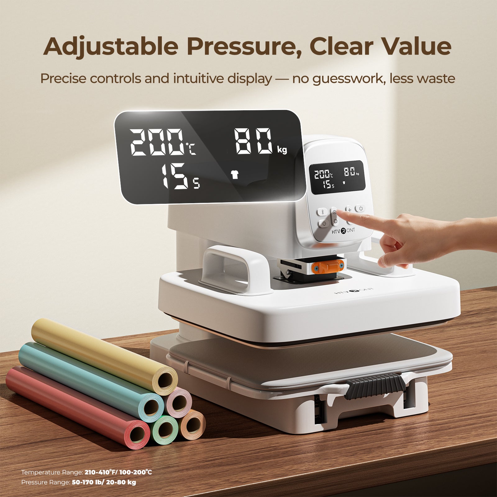 Digital pressure cooker with temperature and weight display on a wooden surface, surrounded by colorful silicone sleeves.(EU)